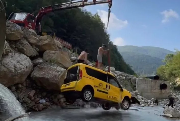 Düzce'de Ticari Araç Dereye Devrildi: Sürücü Yaralı Kurtuldu